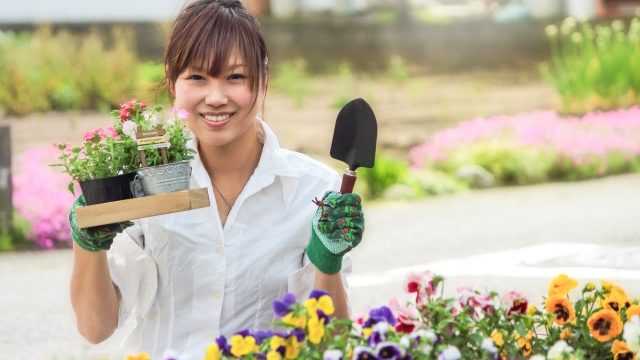 ガーデニングを楽しむ女性