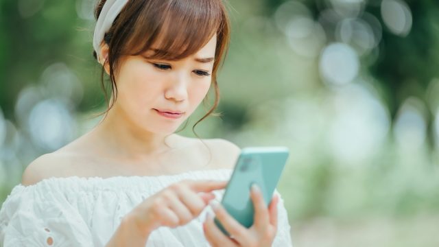 スマホをする女性