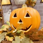 玄関には季節感を取り入れて運気アップ。どんぐりやハロウィン雑貨などいいですね