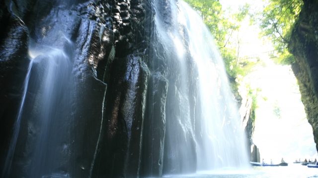 涼しさを醸し出す滝