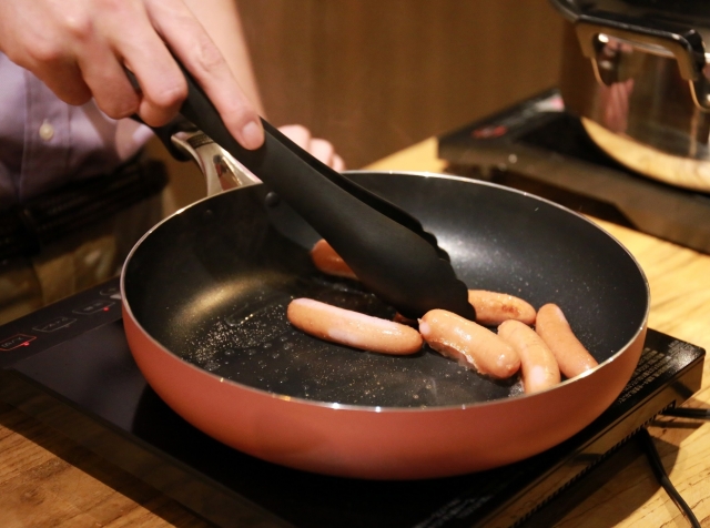 料理をする女性