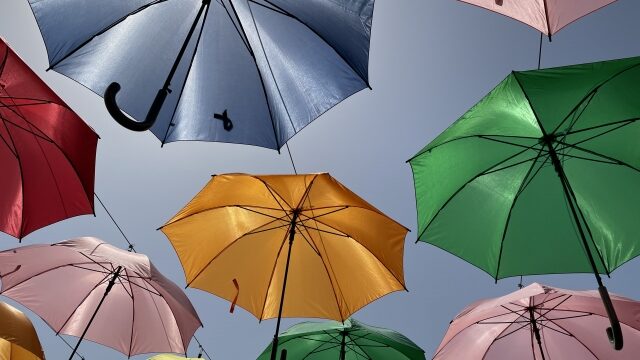 色とりどりの雨傘